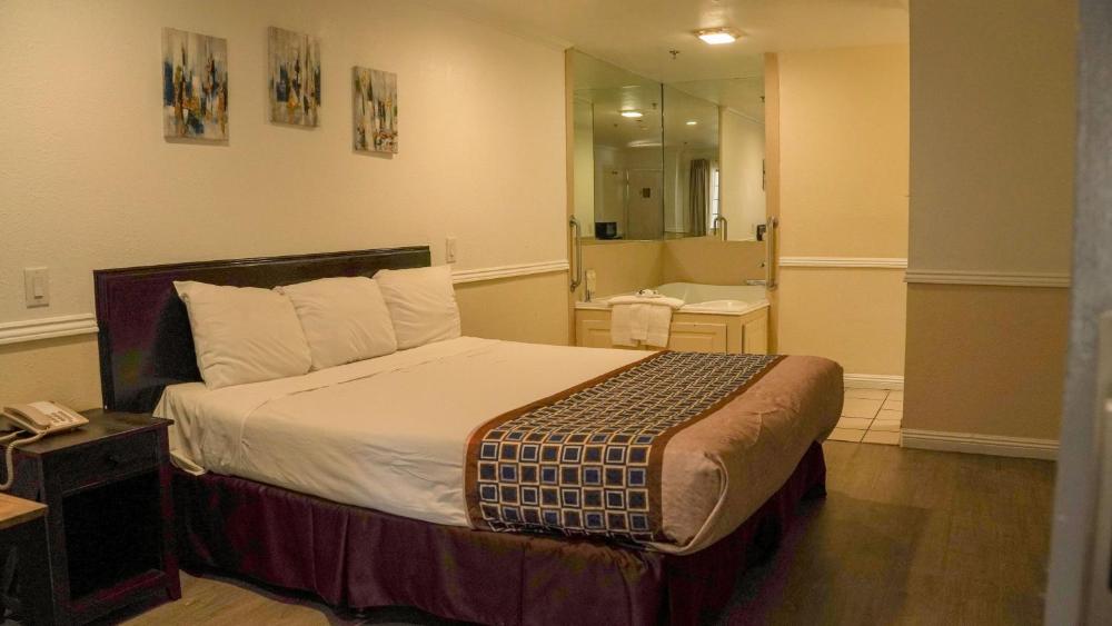 King Room with Spa Bath interior